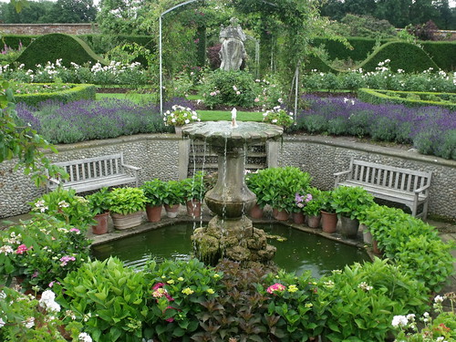 Houghton Hall - Walled Garden - Rose Garden - fountain | Flickr (CC-BY)