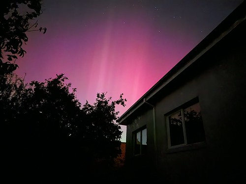 “Aurora Australis from Bentleigh, Melbourne 2024.05.11 9.26pm” by Alpha (BY-NC)