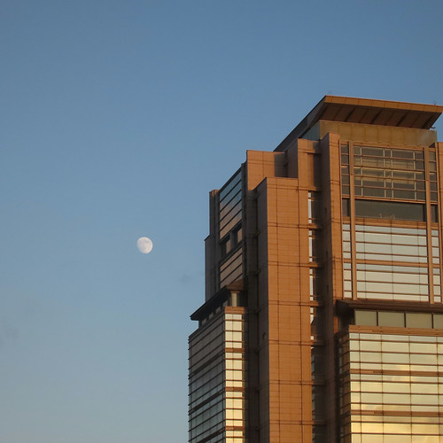 月とビル（山陰合同銀行本店ビル） | Flickr